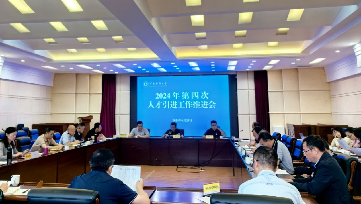 會(huì)議室里的人們描述已自動(dòng)生成